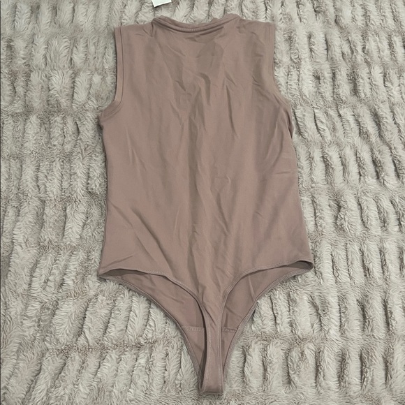NWT Abercrombie and Fitch Women’s Sleeveless Tan Bodysuit Size Medium - Picture 3 of 3